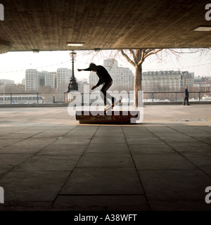 Guidatore di skateboard sulla South Bank di Londra Inghilterra REGNO UNITO Foto Stock