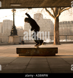 Guidatore di skateboard sulla South Bank di Londra Inghilterra REGNO UNITO Foto Stock