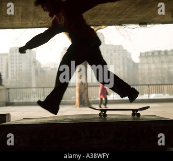 Guidatore di skateboard sulla South Bank di Londra Inghilterra REGNO UNITO Foto Stock