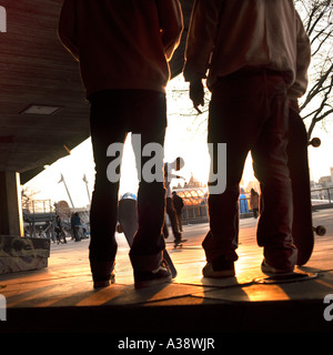 Skateboarders South Bank di Londra Inghilterra REGNO UNITO Foto Stock