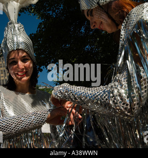 Le donne vestite in argento esotici abiti per una strada di carnevale South Bank di Londra Inghilterra REGNO UNITO (2006) Foto Stock