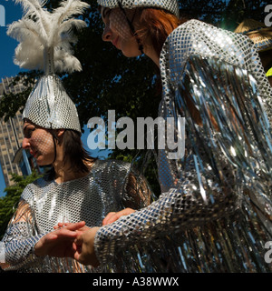 Le donne vestite in argento esotici abiti per una strada di carnevale South Bank di Londra Inghilterra REGNO UNITO (2006) Foto Stock