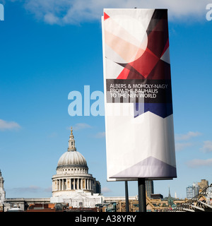 Cupola di St Pauls con un Manifesto Bauhaus dalla Tate Modern Londra Inghilterra REGNO UNITO Foto Stock