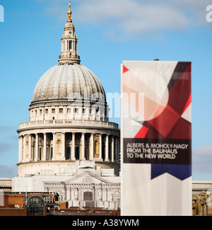 Cupola di St Pauls con un Manifesto Bauhaus dalla Tate Modern Londra Inghilterra REGNO UNITO Foto Stock