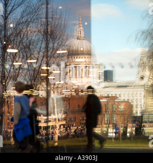 La riflessione di San Paolo in galleria d'arte Tate Modern Cafe windows nessun rilascio richiesto come nessuno riconoscibile in shot Foto Stock