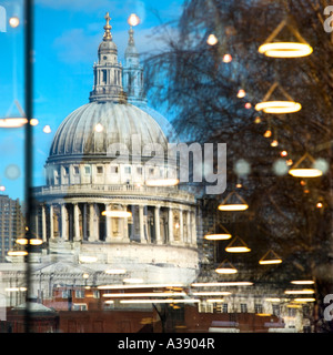 La riflessione di St. Pauls luci alogene betulla in galleria d'arte Tate Modern finestra Cafe Londra Foto Stock