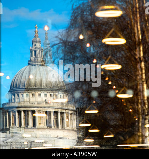 La riflessione di St. Pauls luci alogene betulla in galleria d'arte Tate Modern finestra Cafe Londra Foto Stock