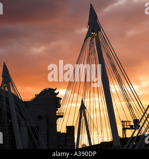 Tramonto sul Hungerford e il Golden Jubilee ponti che attraversano il fiume Tamigi Londra Inghilterra REGNO UNITO (2006) Foto Stock