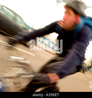 Ciclista passando in velocità. Nessun modello di richiesta di rilascio di sfocatura di movimento rende l uomo irriconoscibile Foto Stock