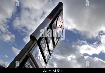 Texaco garage segno contro un potente cielo molto nuvoloso Foto Stock