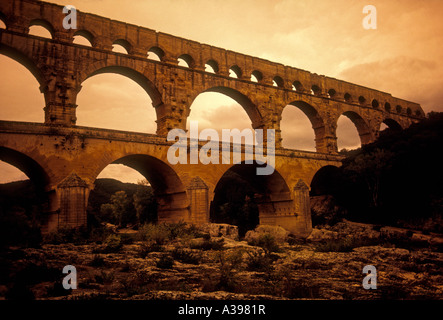 Pont du Gard, basata su tre livelli, antico, acquedotto romano, il ponte di arco, Gardon River, Vers-Pont-du-Gard, Languedoc-Roussillon, Francia, Europa Foto Stock