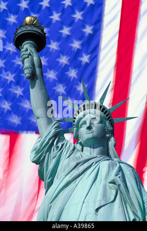 Stati Uniti New York New York la Statua della Libertà e la bandiera degli Stati Uniti Foto Stock
