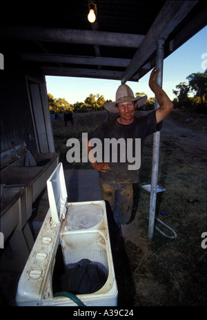 La rondella e la suoneria servizio lavanderia giorno stazione Tobermorey western Queensland lavaggio sporca dopo giorni di duro droving bovini Foto Stock