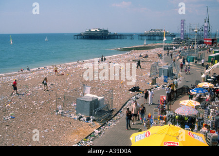 Rifiuti sinistra sulla spiaggia di Brighton dopo Fat Boy Slim party Agosto 2002 Foto Stock