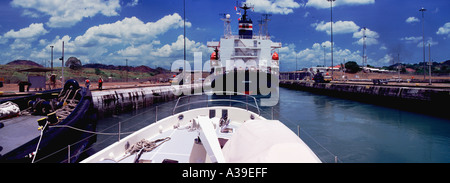 Panama Canal entrando in Miraflores Locks lungo il tragitto dall'Oceano Pacifico all'Atlantico Foto Stock