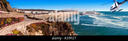 Stato di pacifica spiaggia a sud di San Francisco CA, fiori colorati, Elicottero e nave di crociera, CGI composito, Panorama Foto Stock