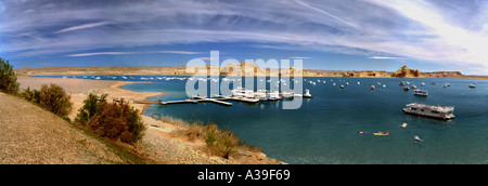 Il Lake Powell Arizona Houseboats Sagebrush spiaggia rocciosa acqua chiara nuvoloso cielo blu Foto Stock