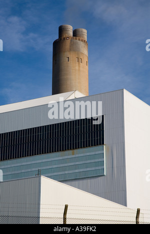 Vista ravvicinata della centrale elettrica E.ON-npower ora decommissionata ad Aberthaw, cielo blu del Galles del sud con nuvole di luce Foto Stock