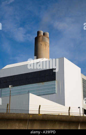 Vista ravvicinata della centrale elettrica E.ON-npower ora decommissionata ad Aberthaw, cielo blu del Galles del sud con nuvole di luce Foto Stock