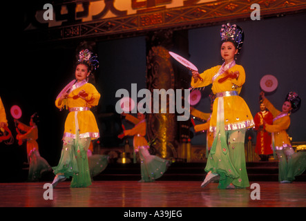 Le donne cinesi ballerini danzare performance di danza musica e danza durante la Dinastia Tang nel teatro della città capitale di Xian nella provincia di Shaanxi in Cina Foto Stock