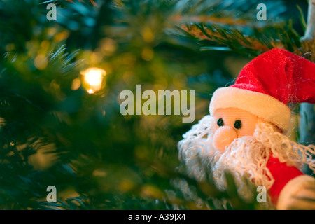 Santa seduta nella struttura ad albero di natale Foto Stock