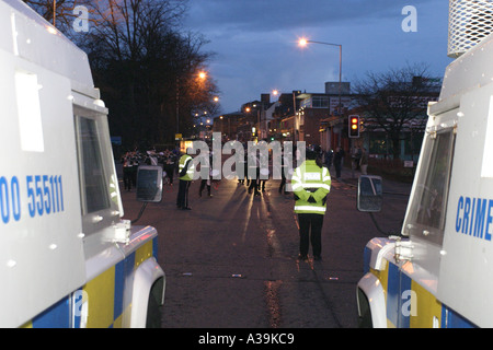 Ordine arancione sfilata di banda su Ormeau Road Parade viene custodito da membro della PSNI RUC e due landrovers Belfast Foto Stock