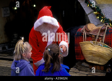 Il francese, uomo francese vestiti da Babbo Natale, Babbo Natale costume di Babbo Natale, bambine, Valbonne, Francia, Europa Foto Stock