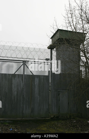 Abbandonato torre di avvistamento e di gate esterno dell'ex carcere di Maze Long Kesh H sito di blocco degli scioperi della fame e protesta sporca Foto Stock