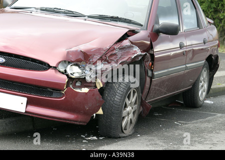 Paraurti anteriore parafango parafango anteriore e il cofano motore danni in caso di incidenti per Ford Escort Foto Stock