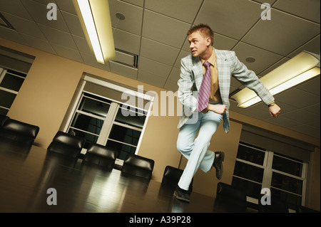Tempo di pausa - ballando sul tavolo della sala riunioni Foto Stock