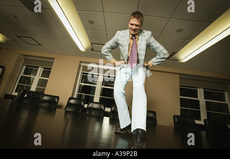Ho avuto stile ballando sul tavolo della sala riunioni Foto Stock