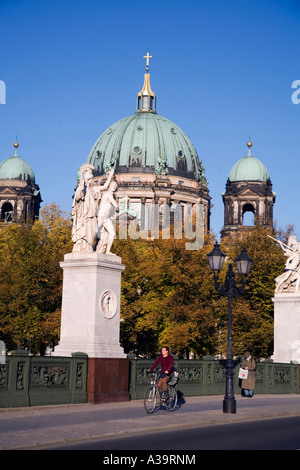 Berliner Dome ponte del castello le sculture di Schinkel Unter den Linden Schlossbruecke Skulpturen von Schinkel Foto Stock