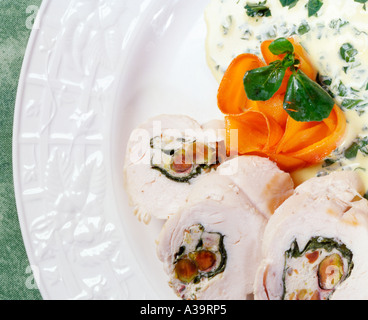 Una deliziosa terrina di pollo starter su una pianura piastra bianca, Dieta e salute, fitness, Scienza, cibo, pollo Foto Stock