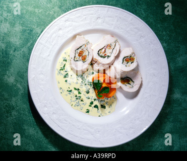 Una deliziosa terrina di pollo starter su una pianura piastra bianca, Dieta e salute, fitness, Scienza, cibo, pollo, dieta a basso contenuto calorico, Foto Stock