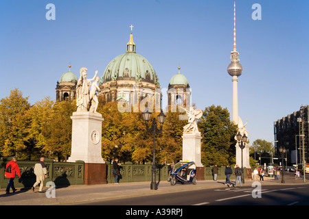 Berliner Dome ponte del castello le sculture di Schinkel Unter den Linden Schlossbruecke Skulpturen von Schinkel Foto Stock