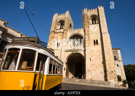 Portogallo Lisbona Tram 28 Electrico Strassenbahn davanti kathedral Foto Stock