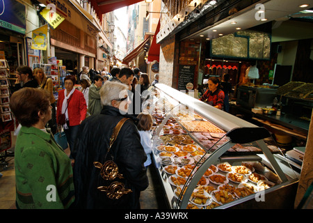 Francia città vecchia cnter stallo alimentari con specialità da Nizza Foto Stock