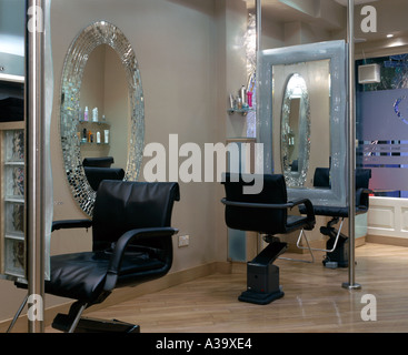 Stuart Phillips Parrucchiere, 25 Monmouth Street, Londra. Stylist stazioni. Foto Stock