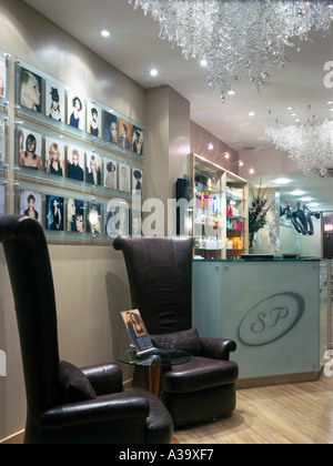 Stuart Phillips Parrucchiere, 25 Monmouth Street, Londra. Area di attesa. Foto Stock