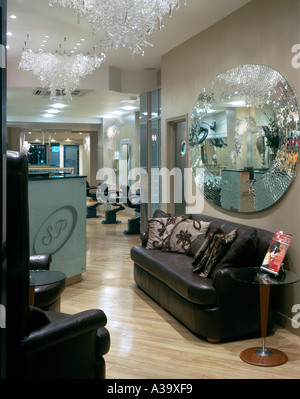 Stuart Phillips Parrucchiere, 25 Monmouth Street, Londra. Area di attesa. Foto Stock