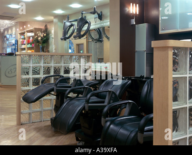 Stuart Phillips Parrucchiere, 25 Monmouth Street, Londra. Area di shampoo. Foto Stock