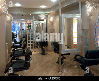 Stuart Phillips Parrucchiere, 25 Monmouth Street, Londra. Stylist stazioni. Foto Stock
