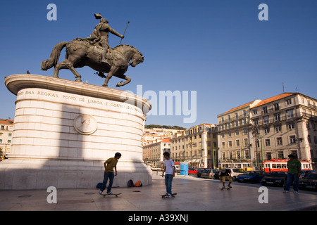 Portogallo Lisbona Praça da Figueira statua di Dom Jao ho scater Foto Stock