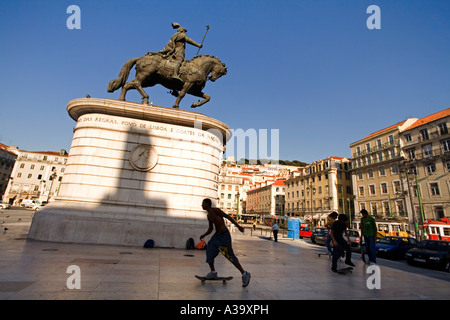 Portogallo Lisbona Praça da Figueira statua di Dom Jao ho scater Foto Stock