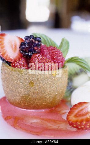 Kiwi con queso fresco y frutos rojos, ristorante fonda xesc, gombren, Catalogna, Spagna Foto Stock