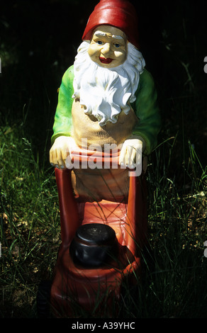 Gnomo da giardino sul display a 'Gnome Magic' una attrazione turistica a Dedham in Essex, UK. Foto Stock