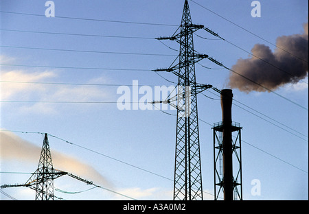 Il fumo proveniente da un commerciale per lo smaltimento dei rifiuti inceneritore di produzione di energia elettrica a Leverkusen, Renania settentrionale-Vestfalia (Germania). Foto Stock