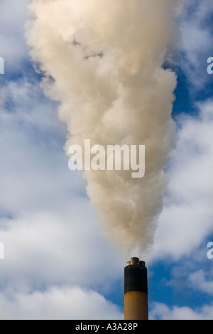 Aria Industriale dell'inquinamento. Il fumo proveniente da un camino a Drax Power Station nel West Yorkshire nel Regno Unito Foto Stock