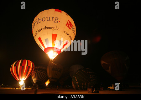 Notte di bagliore i palloni ad aria calda durante il Dubai balloon festival Foto Stock