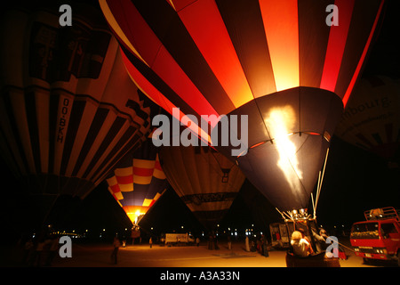 Notte di bagliore i palloni ad aria calda durante il Dubai balloon festival Foto Stock